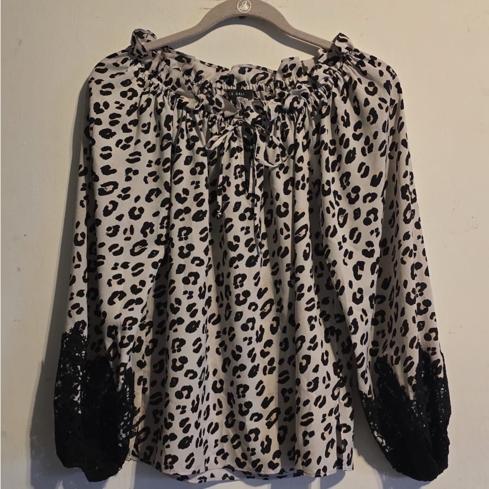 Elegant Black and White Leopard Blouse with Lace Trim - Picture 2 of 15